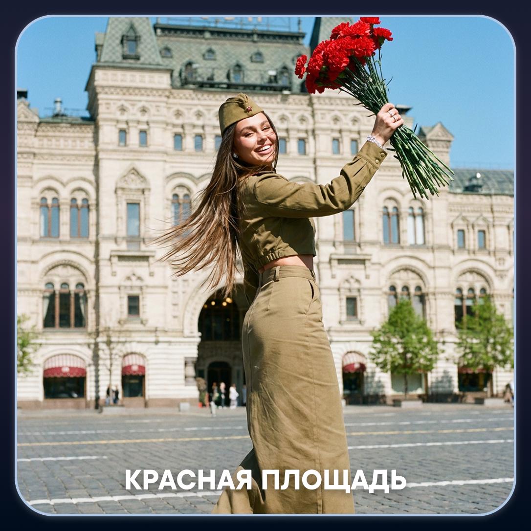 Красная площадь: Праздничный кадр с гвоздиками на Красной площади.